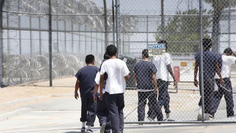 Temen que el Centro de Detención de Adelanto siga operando.