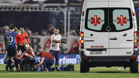 Juan Izquierdo mientras era atendido en el Estadio Murumbí.