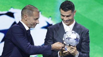 Cristiano Ronaldo fue galardonado en el sorteo de la Champions.