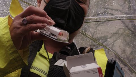Una embajadora comunitaria muestra como un paquete de Narcan, que puede ayudar a evitar una muerte por sobredosis.