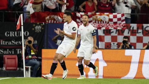 Lucas Ocampos celebra un gol con el Sevilla.