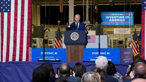 La Administración Biden presume avances del plan de inversiones en infraestructura en EE.UU.