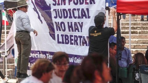 Jueces y trabajadores del Poder Judicial en México protestan contrala reforma judicial.
