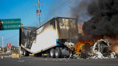 Con bloqueos, vehículos incendiados y enfrentamientos, violencia se desata en Sinaloa