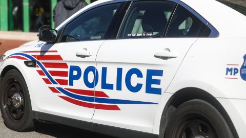 El agente de Washington, DC fue trasladado a un hospital, donde murió.