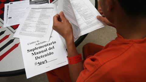El fallo se pronuncia contra detener por largo tiempo a inmigrantes sin derecho a fianza en centros de detención de ICE.
