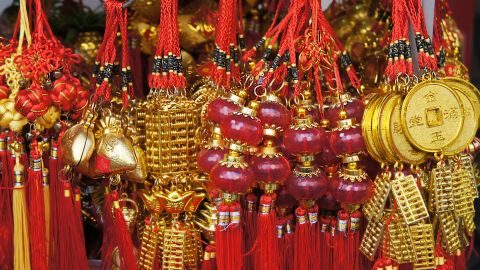 El rojo y el dorado son colores de la suerte en la astrología china.