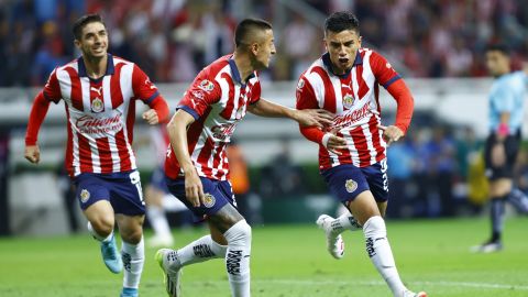 Jugadores de Chivas festejan un gol en la Liga MX.
