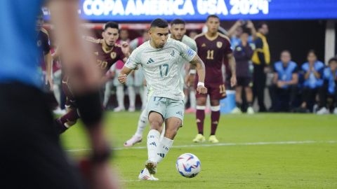 Orbelín Pineda durante un partido contra Venezuela en la Copa América.