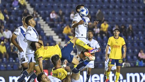 Ciudad de México, 24 de agosto del 2024. Henry Martín y Diego de Buen, durante el partido correspondiente a la jornada 5 del torneo Apertura 2024 de la Liga BBVA MX, entre las Águilas del América y el Club Puebla, celebrado en el Estadio Ciudad de los Deportes. Foto: Imago7/ Etzel Espinosa