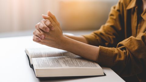La oración es un método que puede ayudar a conectar con los ángeles, aunque no es el único.