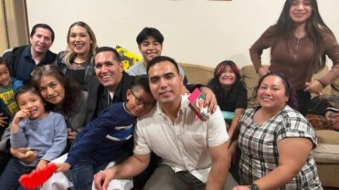 Luis Ernesto Vargas disfruta en su hogar con su familia.