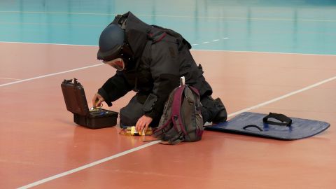 Un equipo SWAT y unidades K-9 acudieron a la escuela de Maryland y durante la búsqueda en el campus no se encontraron explosivos.