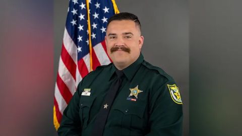 Julie Ann Sulpizio, de 48 años, está acusada de asesinato premeditado en primer grado de un agente de la ley de Florida.